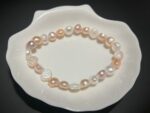 Mehrfarbiges Süßwasserperlenarmband – weiße, rosa und orangefarbene Perlen, 4–5 mm, elastisch, 16–17 cm – Bild 2