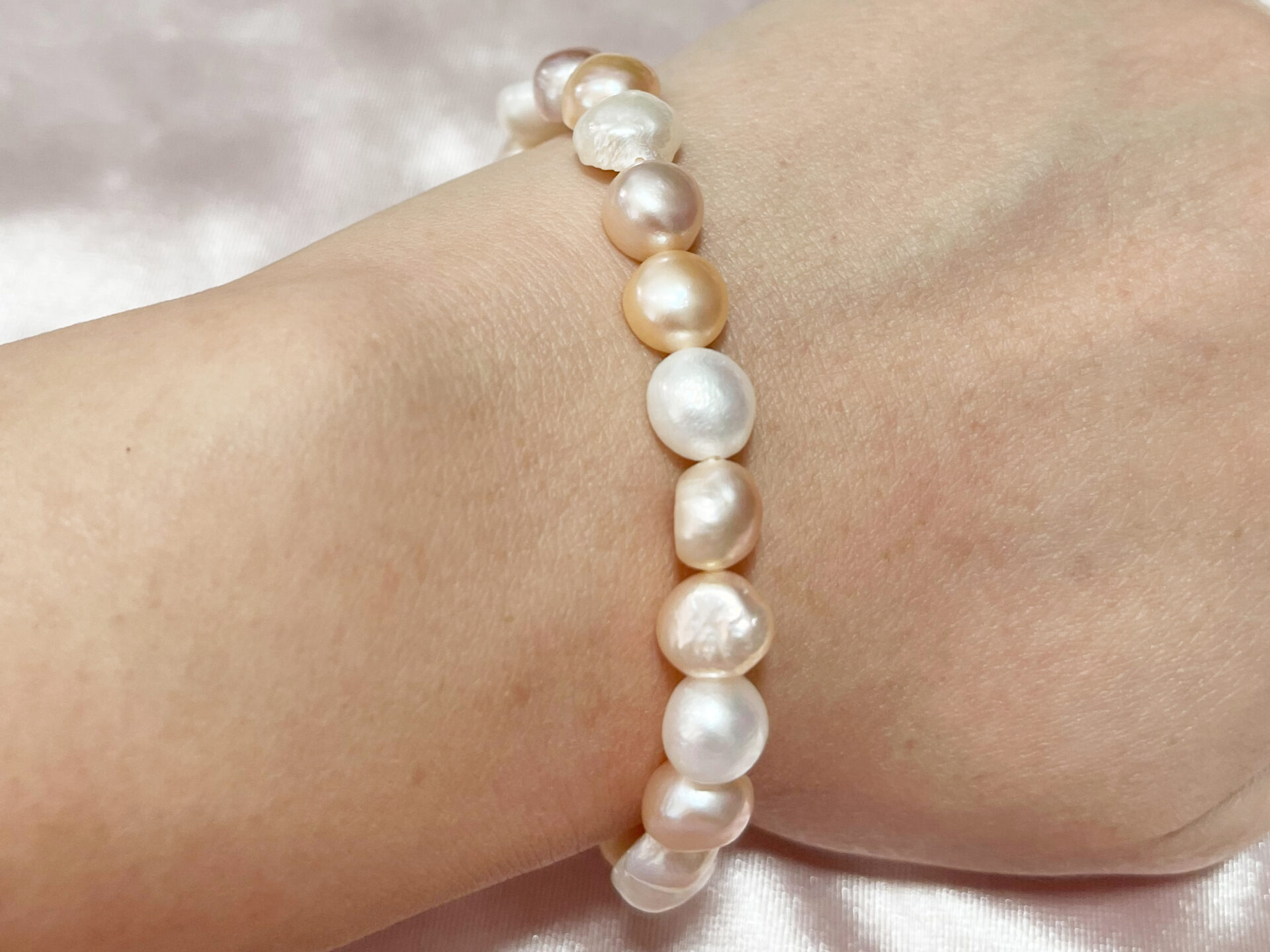 IMG_1413~photo Mehrfarbiges Süßwasserperlenarmband – weiße, rosa und orangefarbene Perlen, 4–5 mm, elastisch, 16–17 cm – Bild 1