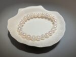 Weißes Süßwasserperlenarmband – sanfter Glanz, elastische Passform, klassisches Design für jeden Tag – Bild 2