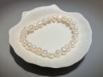 Armband aus unregelmäßigen weißen Süßwasserperlen – organische Form, elastisch, handgefertigt – Bild 2