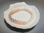 Mehrfarbiges Süßwasserperlenarmband – violette, orangefarbene und weiße Perlen, elastisch – Bild 2